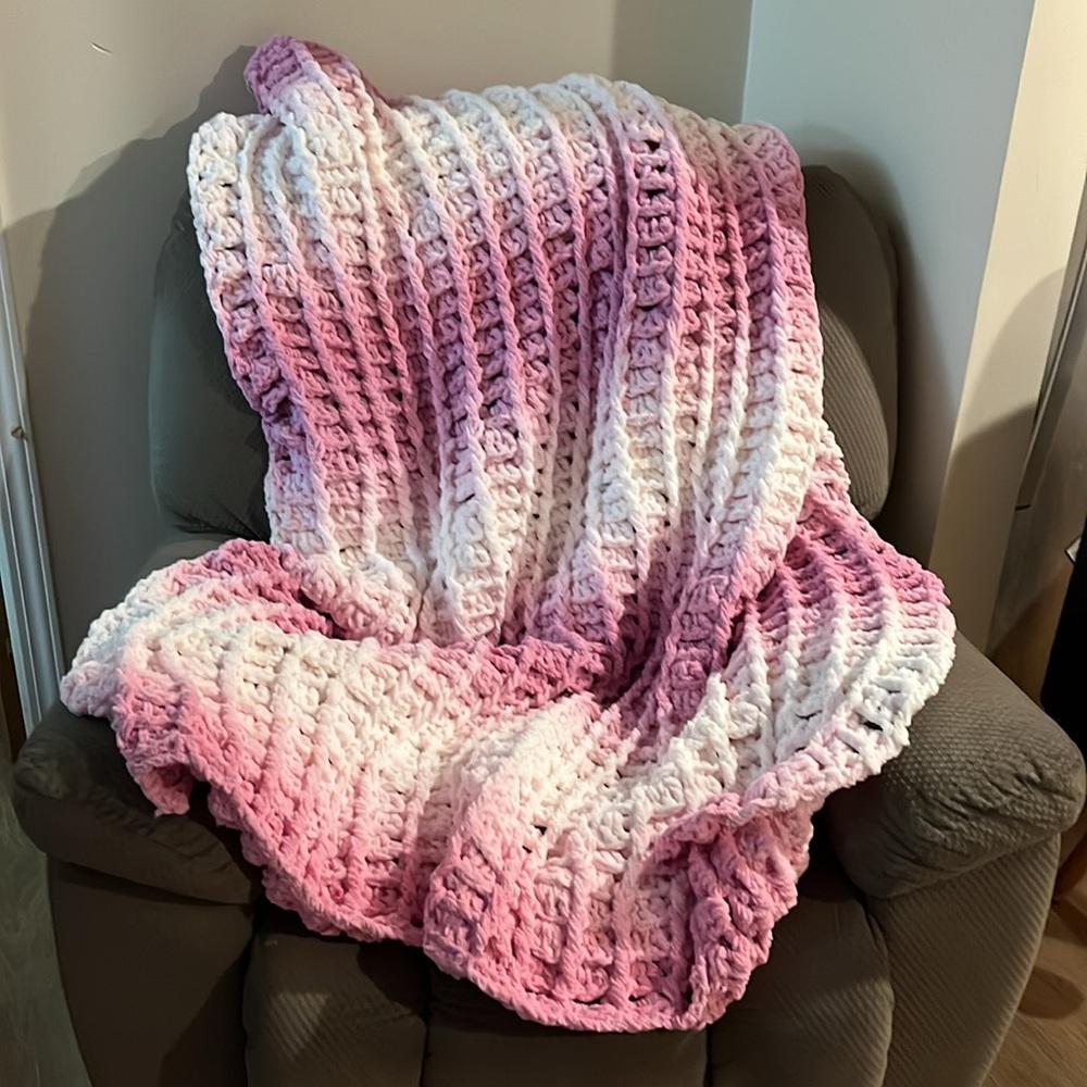 🛍️#2479 ‼️1 OF A KIND‼️NEW‼️Bernat Micro Plush Brick Stitch Afghan
